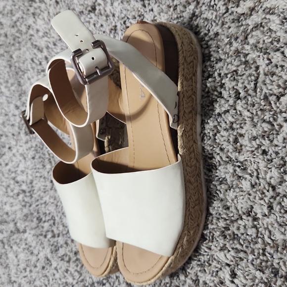 Soda sandals size 8 - Picture 2 of 7